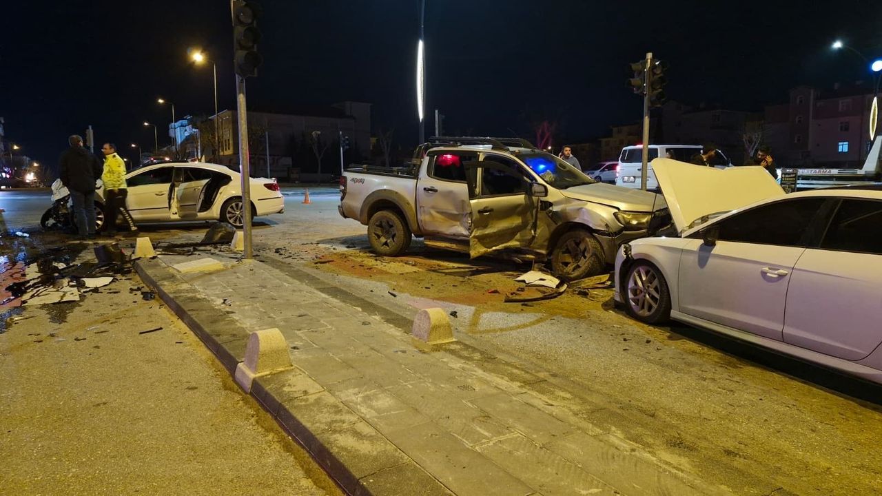 Pikap ile otomobil çarpıştı! Ortalık savaş alanına döndü