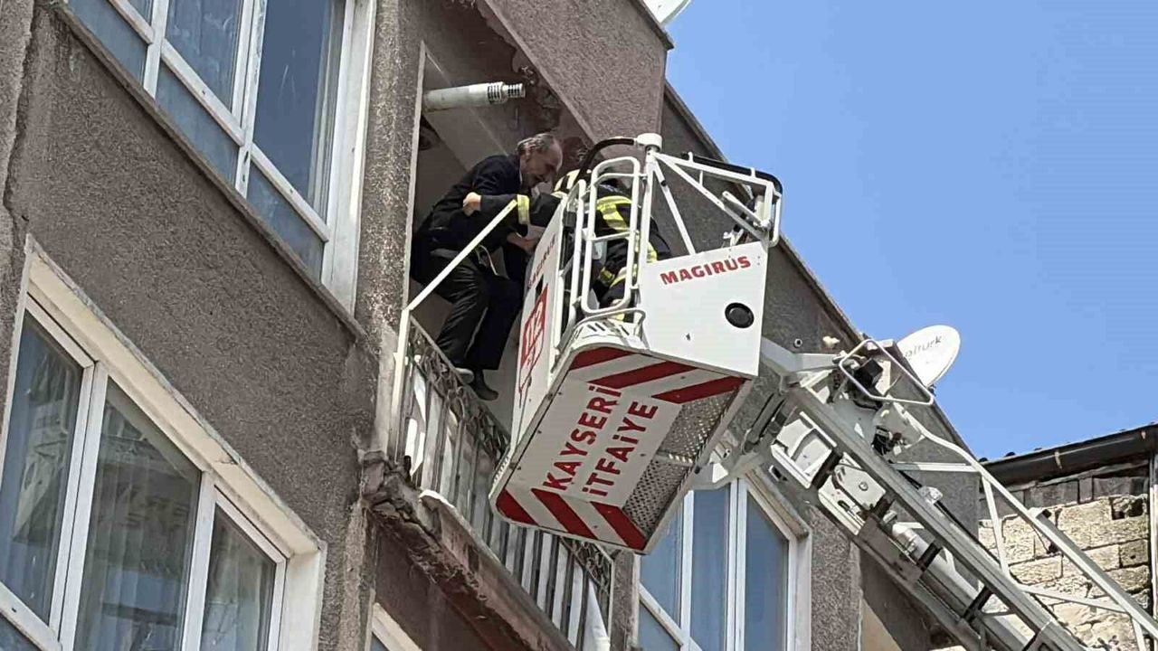 5 katlı binada yangın çıktı: 1'i bebek 5 kişi kurtarıldı