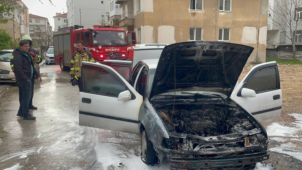 Otomobil alev aldı: Araç kullanılamaz hale geldi