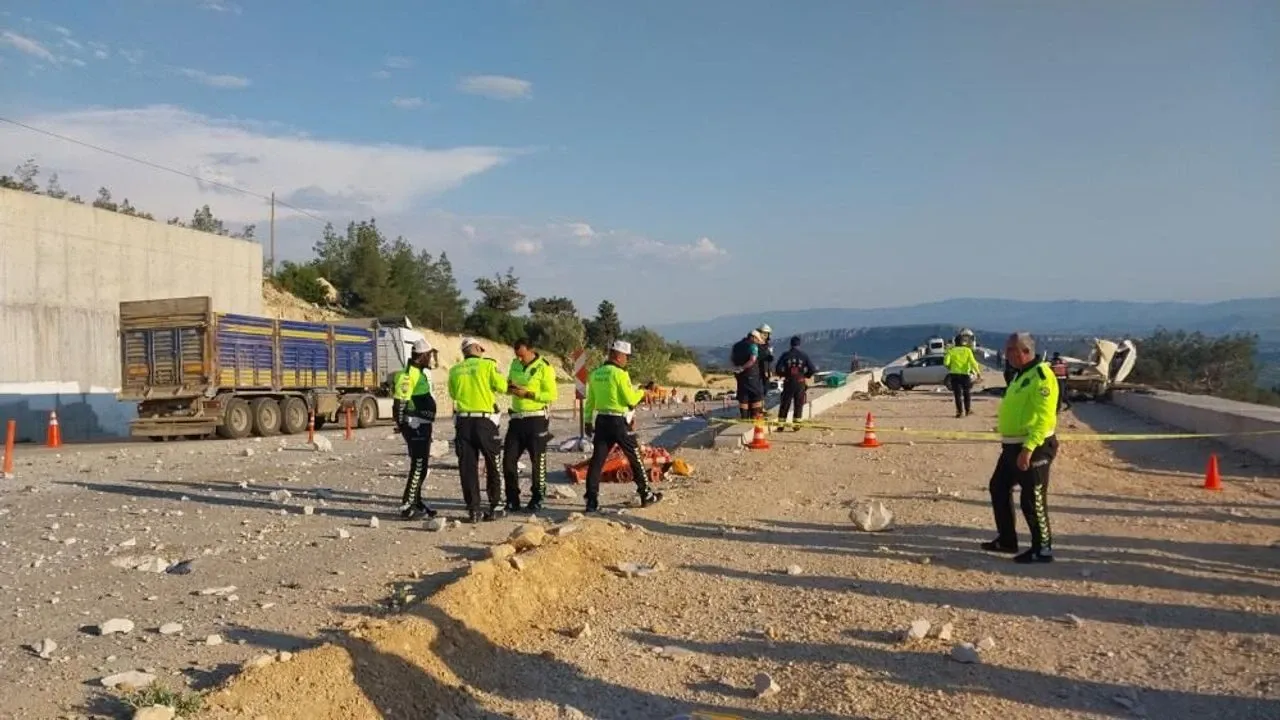 Mermer yüklü tır devrildi, işçi minibüsü parçalandı