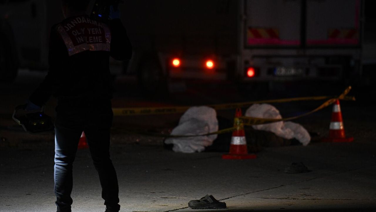 Feci kaza kamerada: İki genç kız saniyelerle kurtuldu