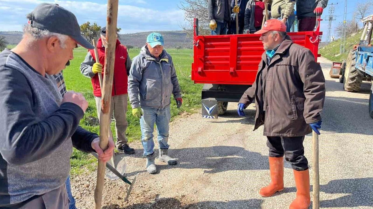 Köy halkı el ele vererek 5 kilometrelik yolu yeniledi