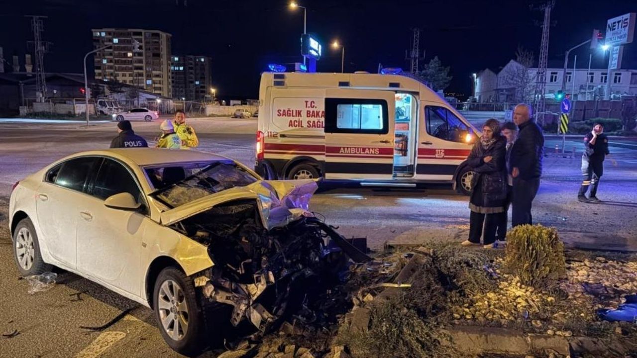 Can pazarı yaşandı: SUV ile otomobil çarpıştı, 4 yaralı