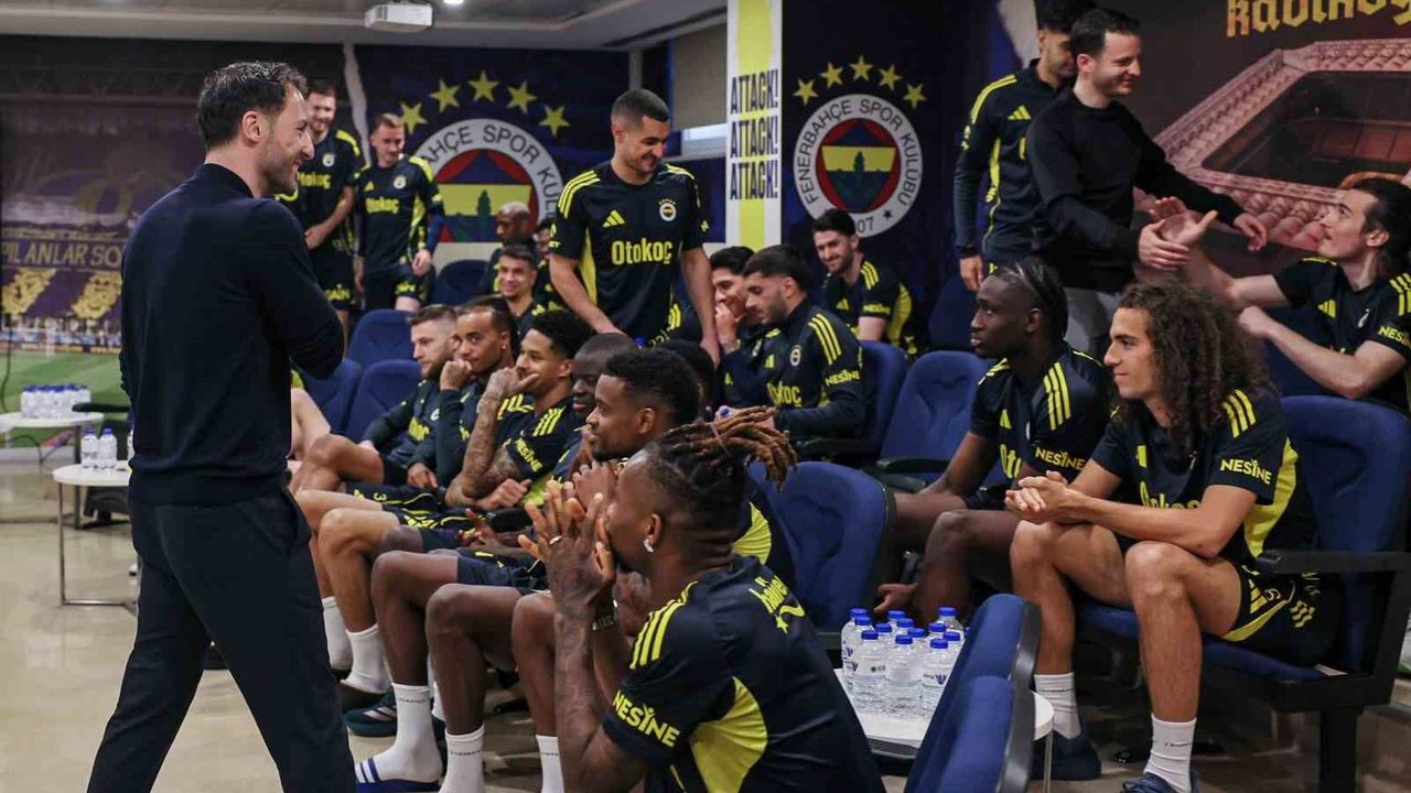 Domenico Tedesco, futbolcularla vedalaştı