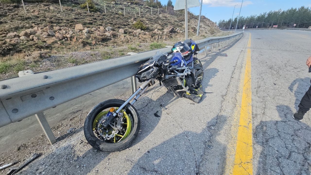 Motosiklet bariyere çarptı: 1 yaralı