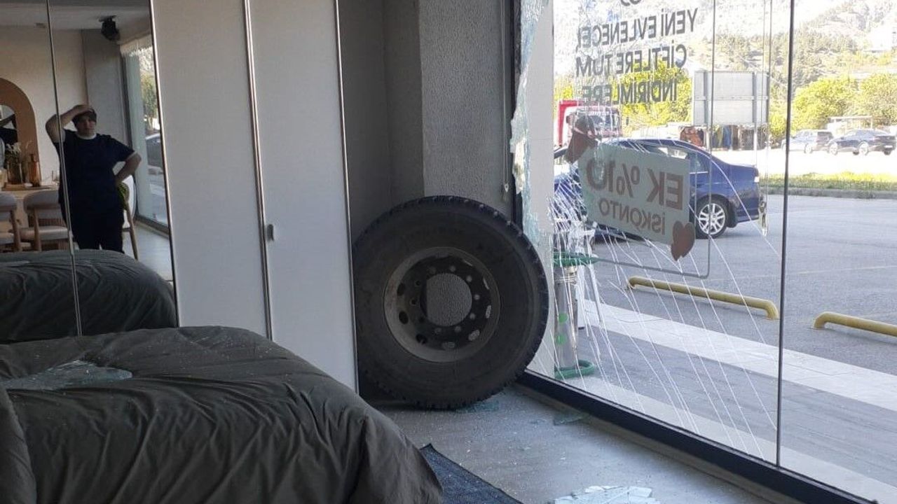 Kamyondan kopan teker mağazaya daldı