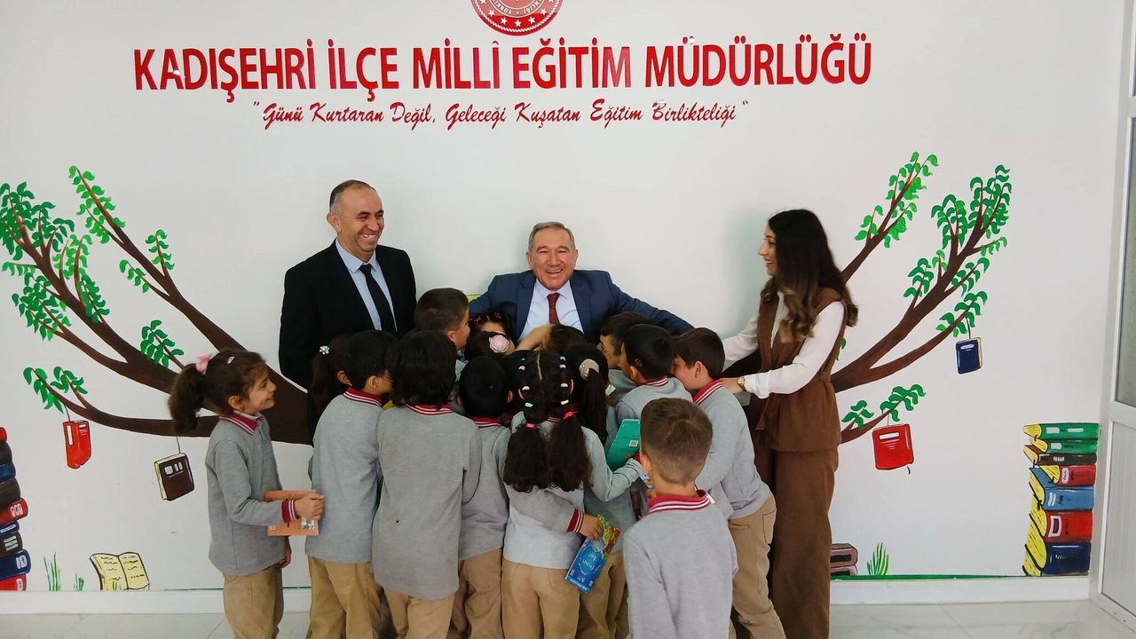 İlçe Millî Eğitim Müdürü, Kadışehri'nde “Okuyorum, Anlatıyorum” projesi kapsamında öğrencilerle bir araya geldi
