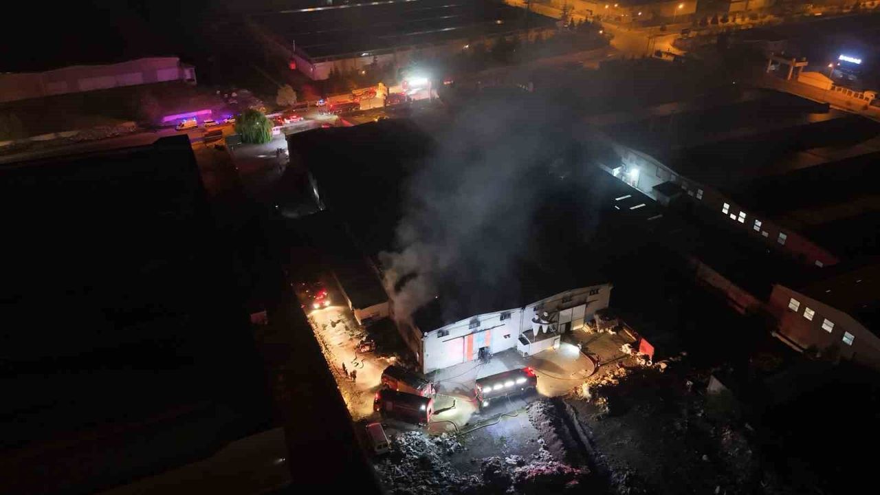 Sünger fabrikasında yangın
