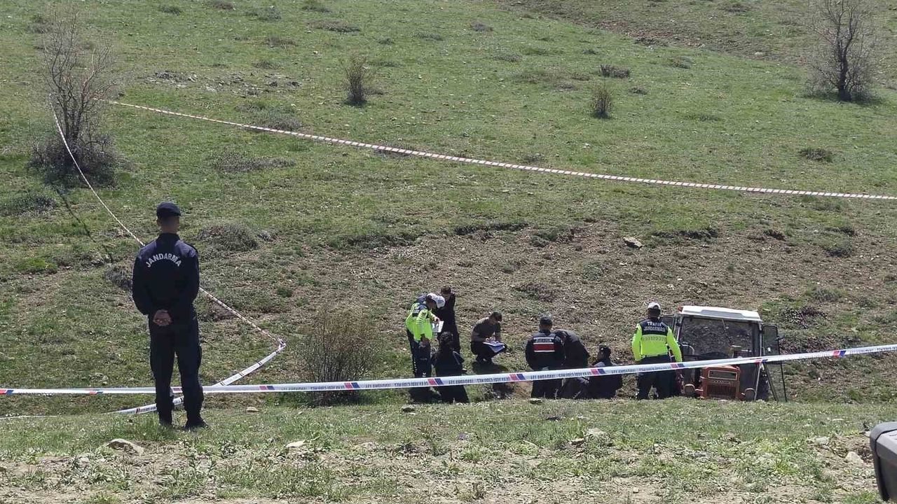 Traktör dere yatağına devrildi: 1 ölü, 3 yaralı