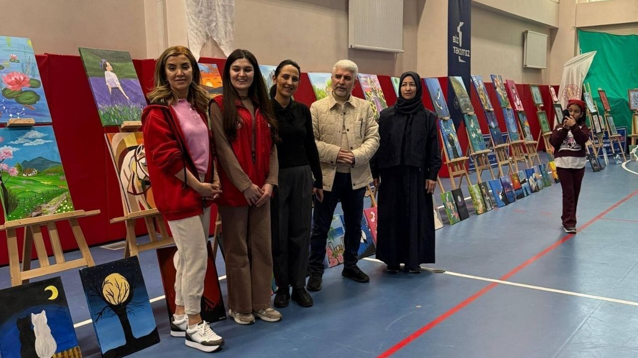Yozgat’ta gençlerin eserleri yıl sonu sergisinde buluştu