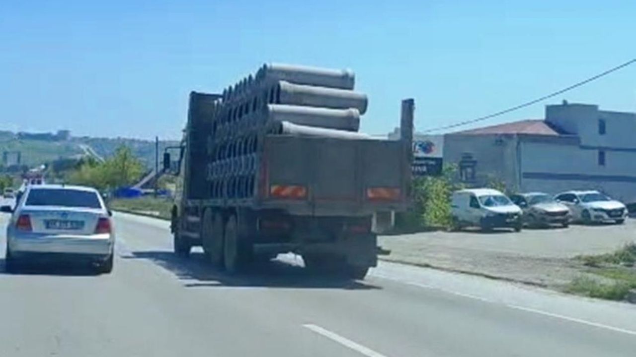 Tırdaki beton borular trafikte tehlike oluşturdu