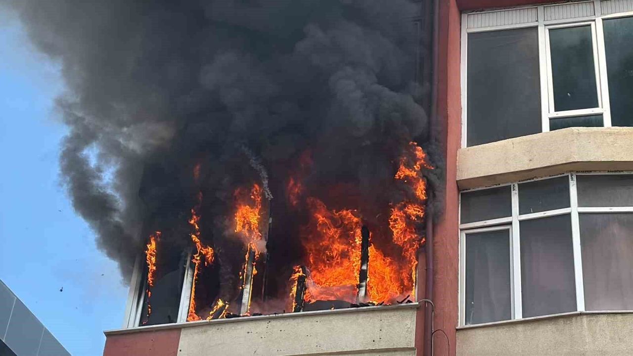 Korkutan yangın, daire alev alev yandı