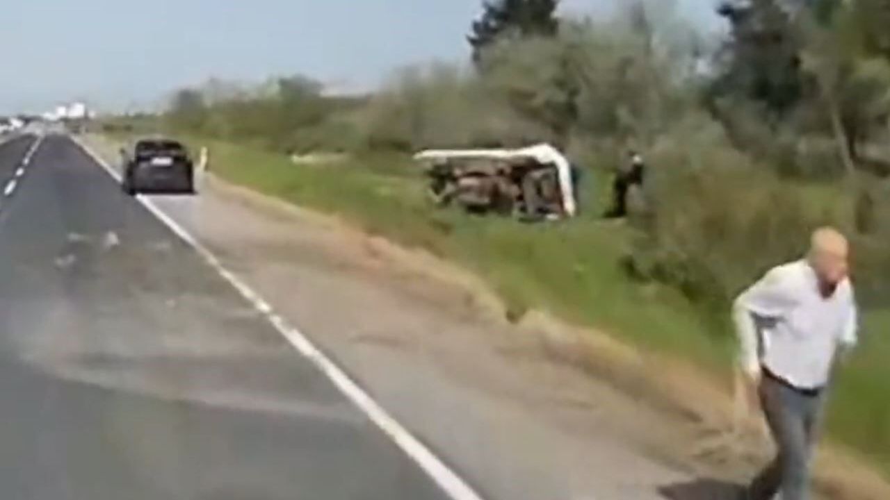 Kontrolden çıkan kamyonet yan yattı