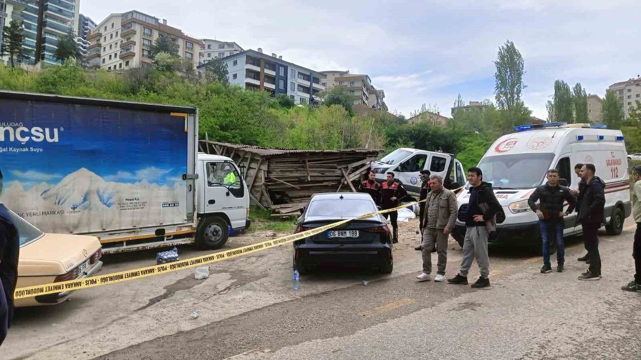 İki işçi kamyon altında kalarak can verdi