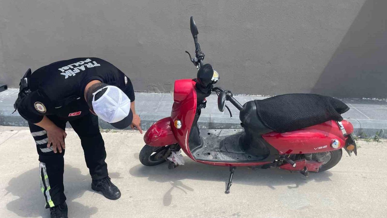 Elektrikli bisiklet devrildi: 1'i ağır 2 yaralı