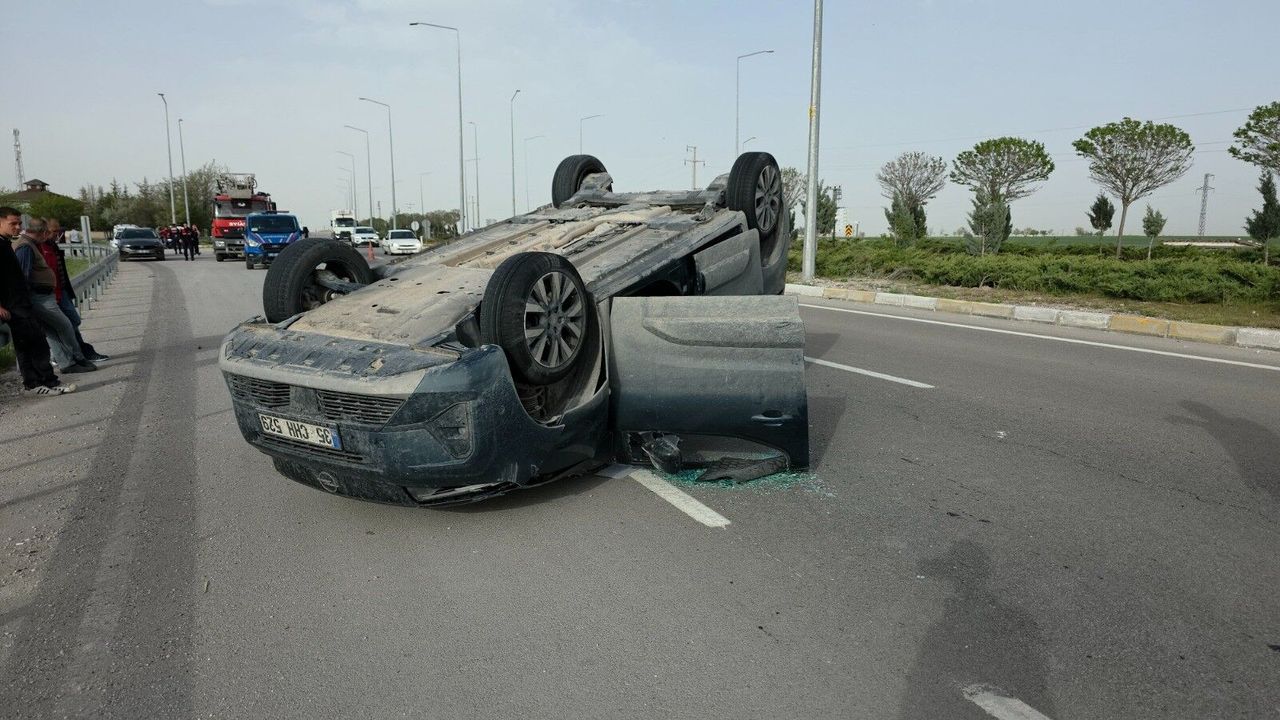 Kavşakta korkutan çarpışma! Araç takla attı