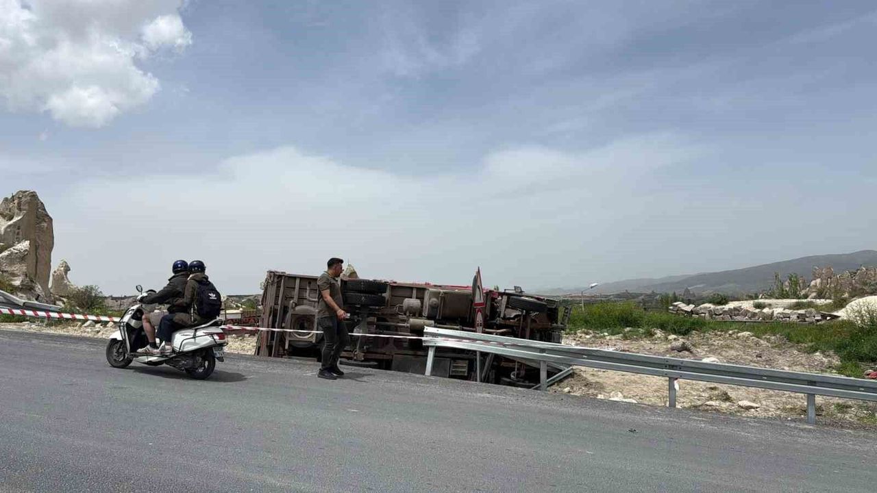 Kontrolden çıkan kamyon yol kenarına devrildi: 2 yaralı