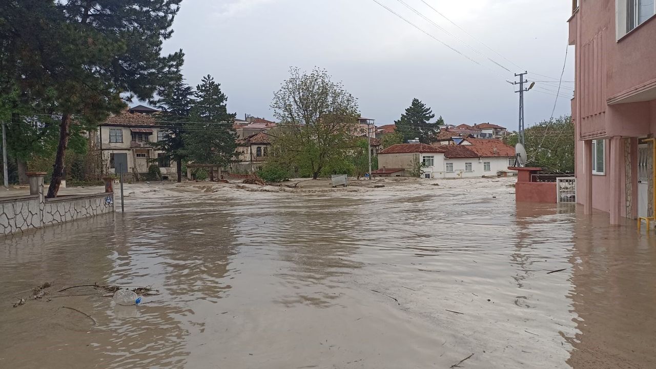 Sağanak dereyi taşırdı: Cadde ve sokaklar sular altında kaldı
