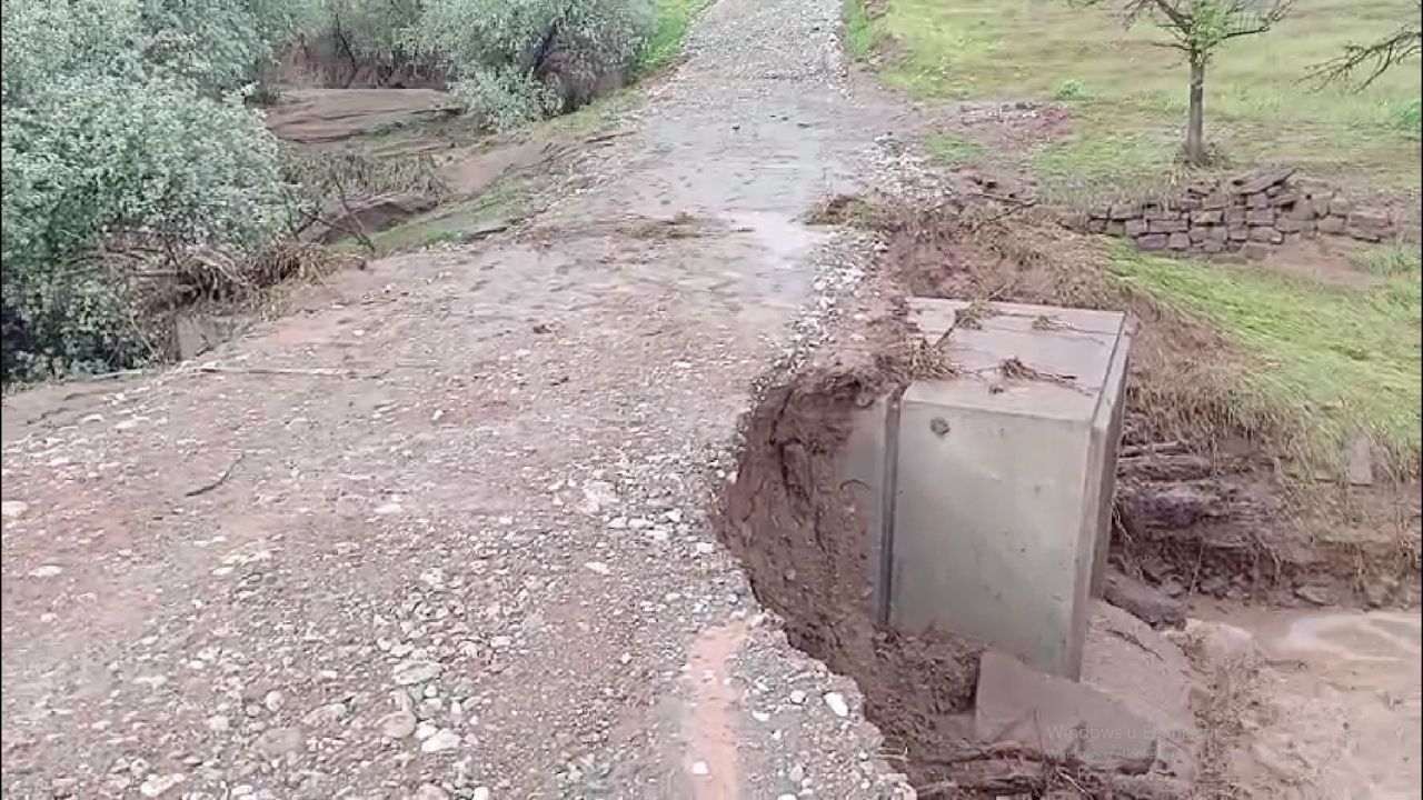 Yozgat’ta sağanak yağış yollara zarar verdi