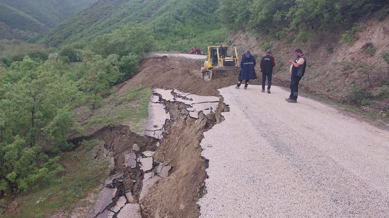 Köy yolunda heyelan meydana geldi