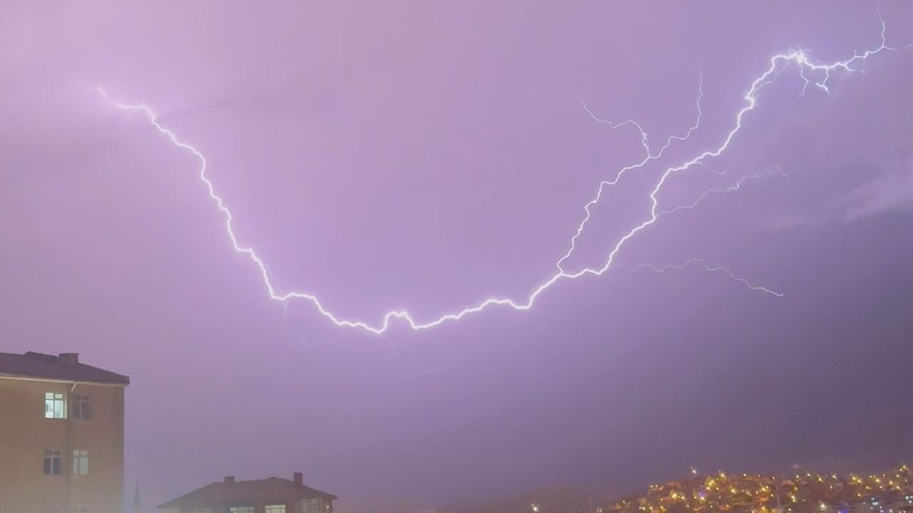 Yozgat’ta şimşekler geceyi aydınlattı!