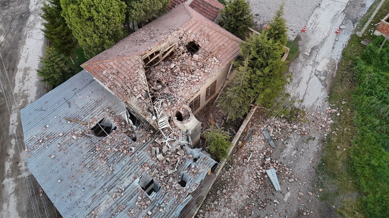 Yıldırım düştü, minare yıkıldı: Camide temizlik yapan imam yaralandı