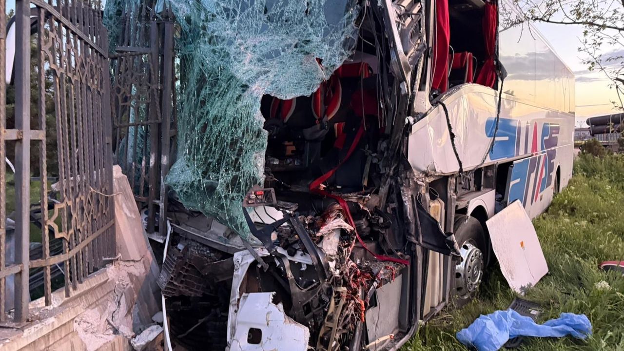 Tırla çarpışan otobüsün şoförü öldü, 8 yolcu yaralandı