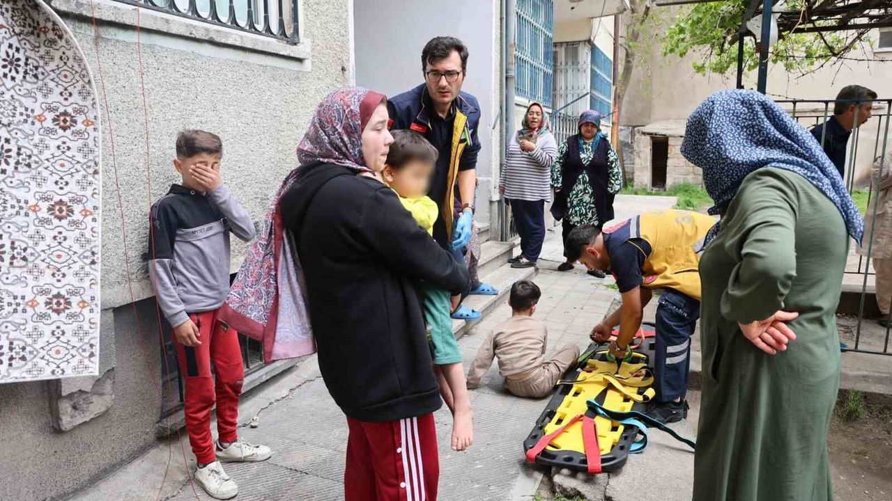 Aşağı düşen kardeşine bakarken kendisi de düştü