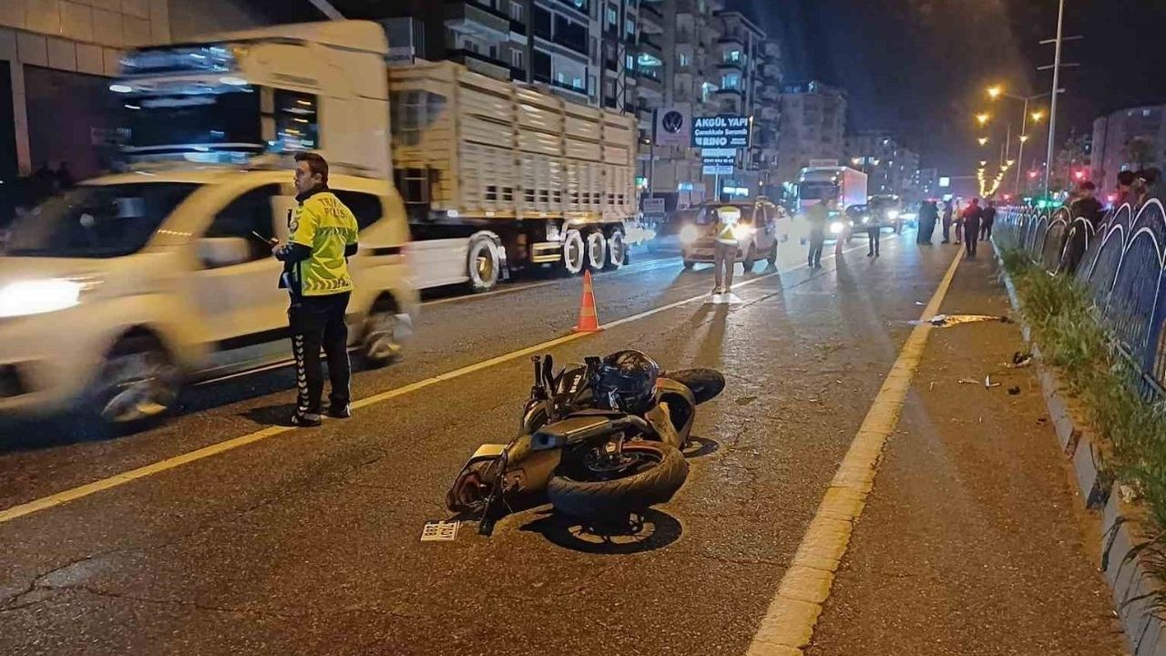 Motosikletin çarptığı yaya ve sürücü kurtarılamadı
