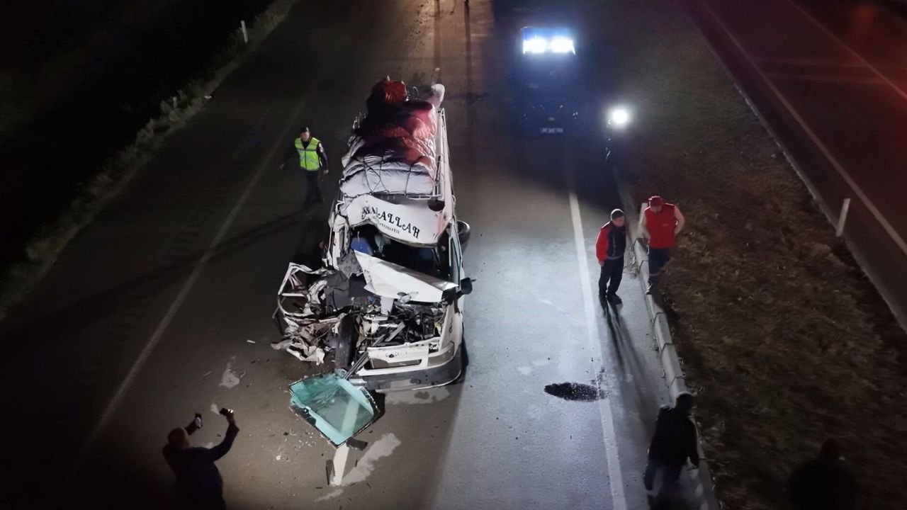 Tarım işçilerini taşıyan minibüs tıra çarptı: 12 yaralı