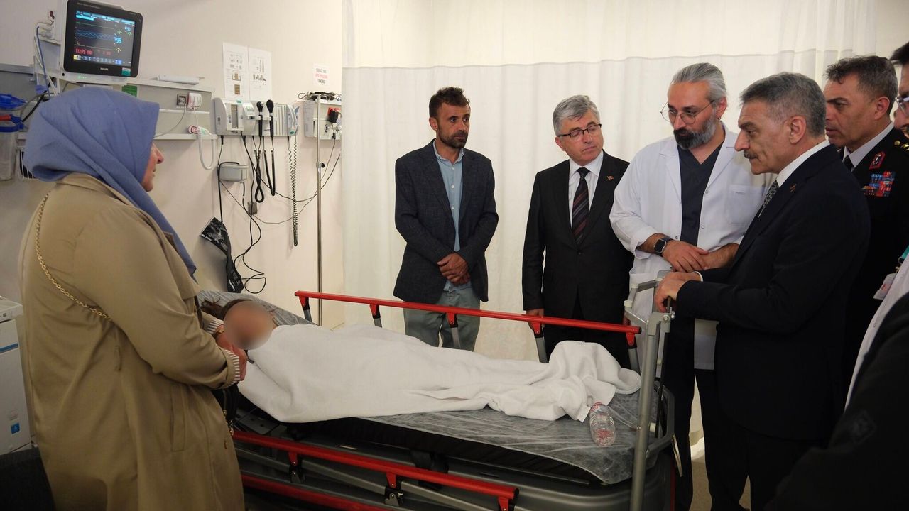 Kazada yaralanan öğrencilere Yozgat Valisi Özkan’dan ziyaret