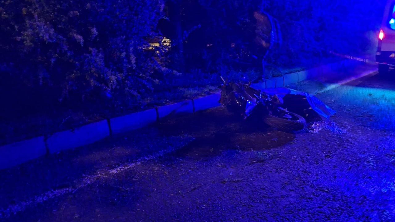 Devrilen motosikletteki sürücü yaşamını yitirdi
