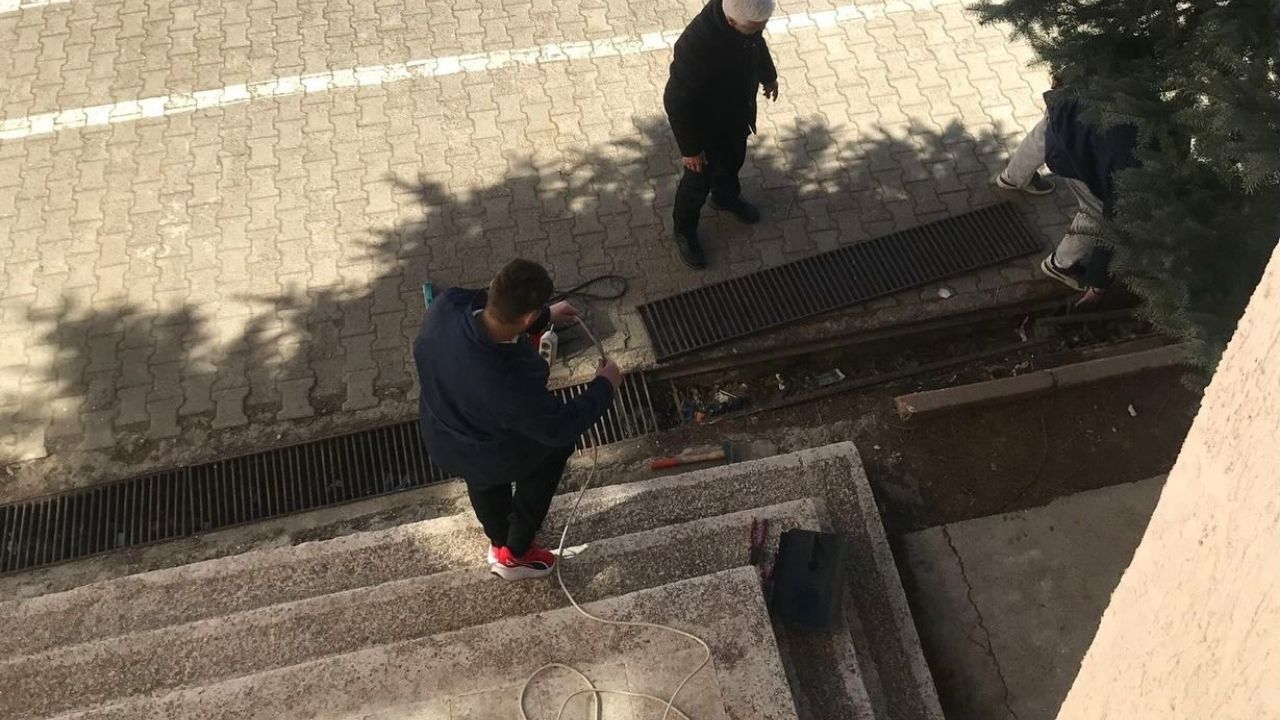 Yozgat’ta öğrenciler okul bahçesindeki mazgalları onardı