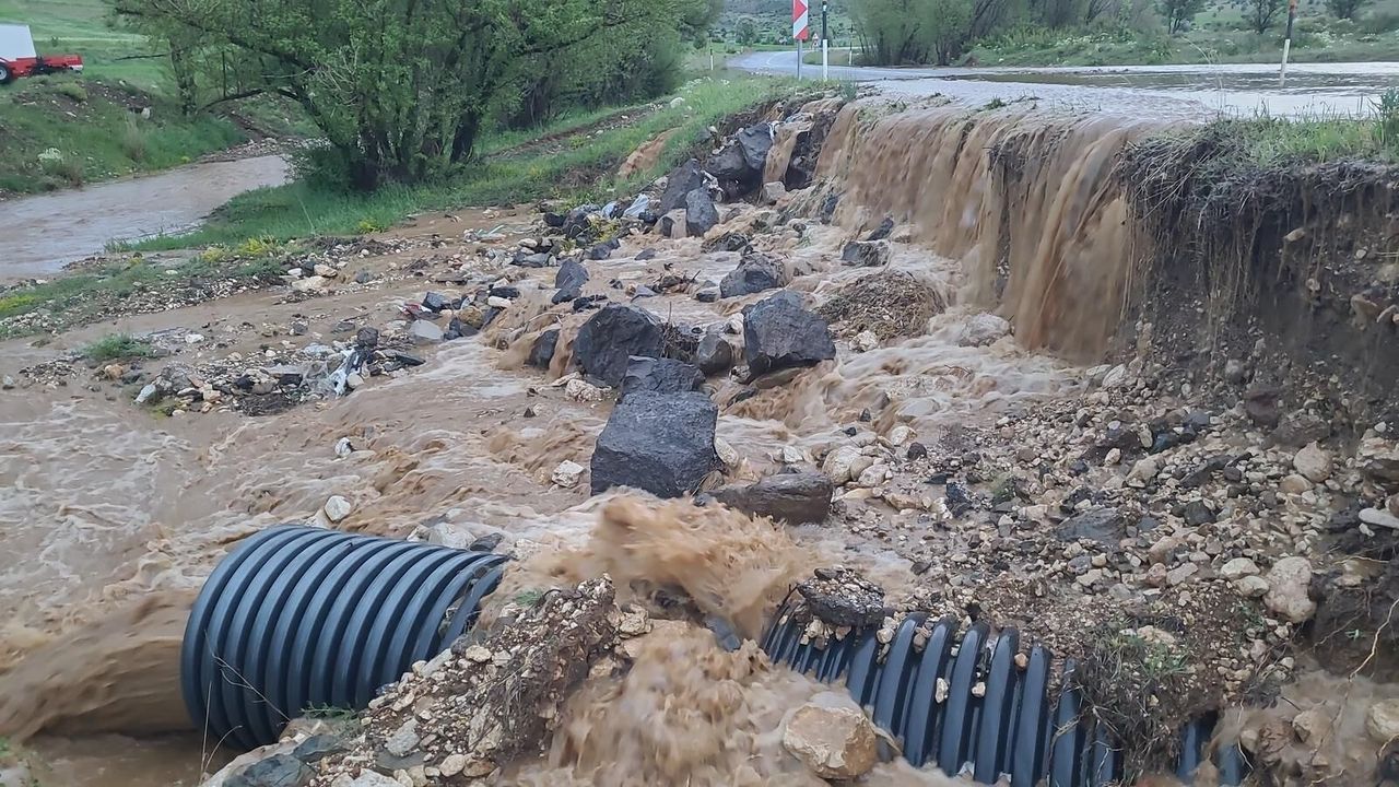 Sağanak etkili oldu, ana yol sular altında kaldı