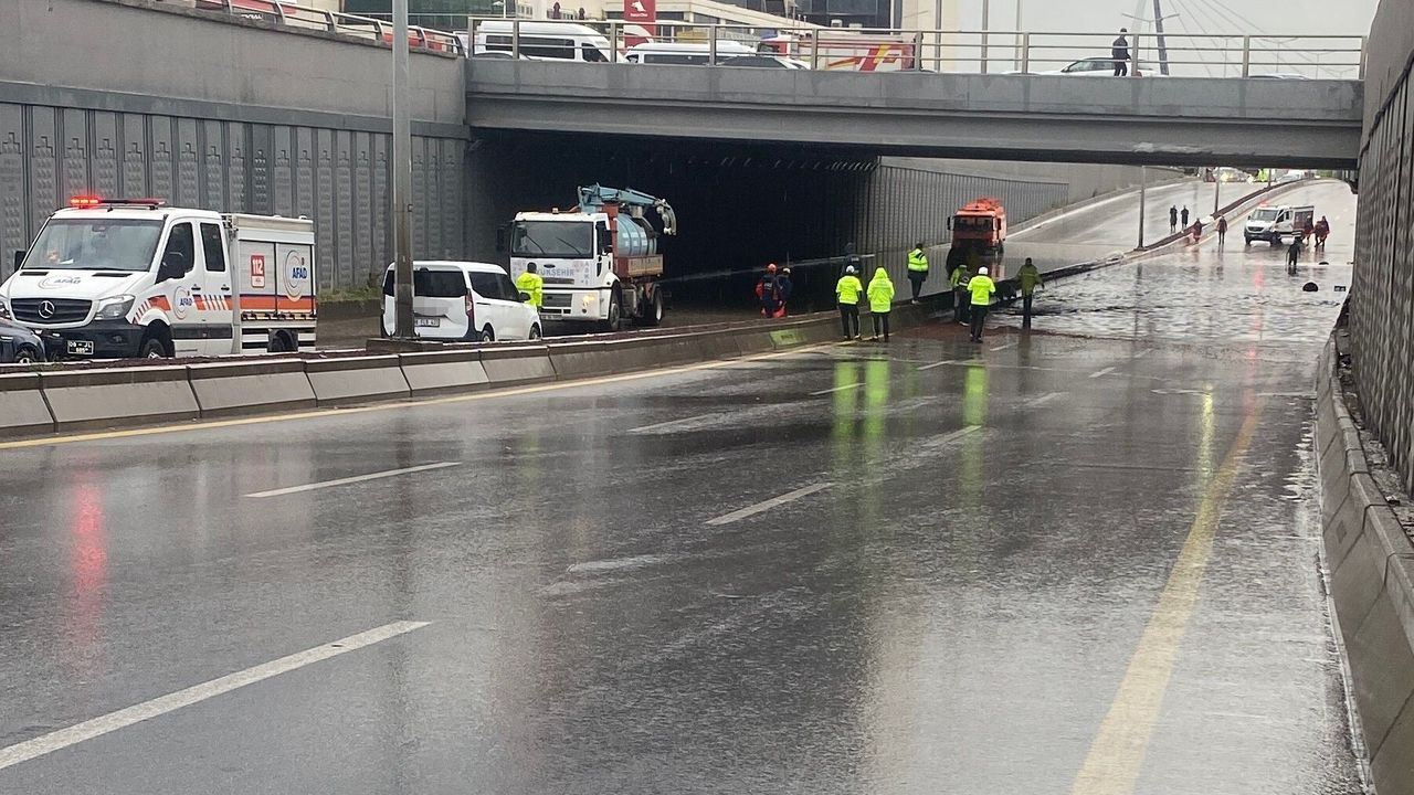 Şiddetli yağış sonrası alt geçitler ve yollar göle döndü