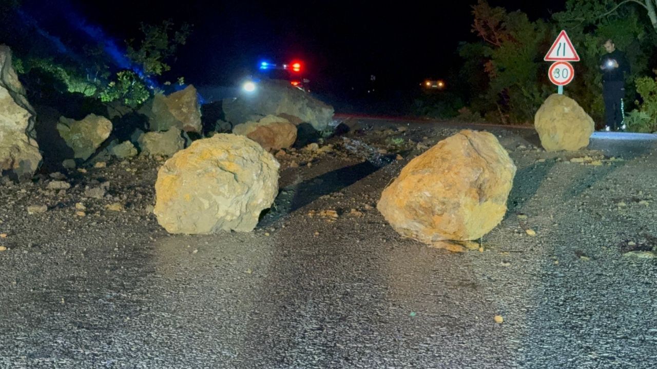 Yamaçtan kopan kaya parçaları yola savruldu