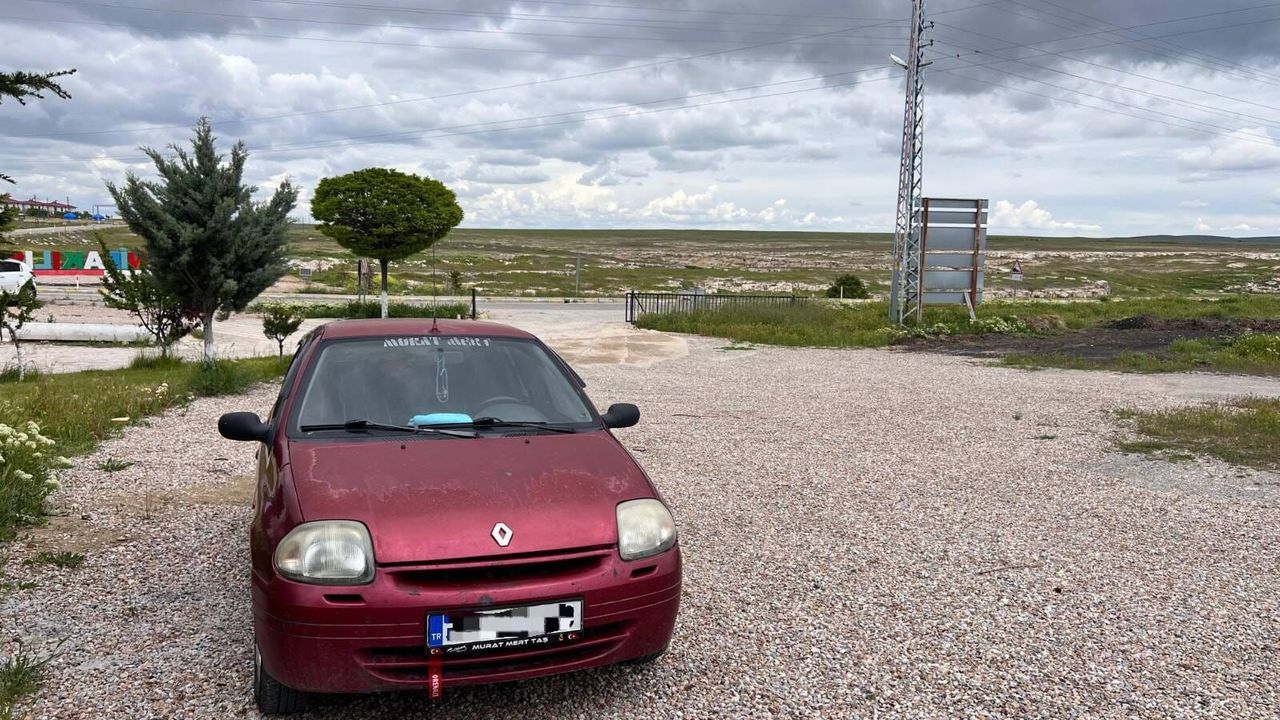 Yenifakılı’da yakalama kararı bulunan araç trafikten men edildi