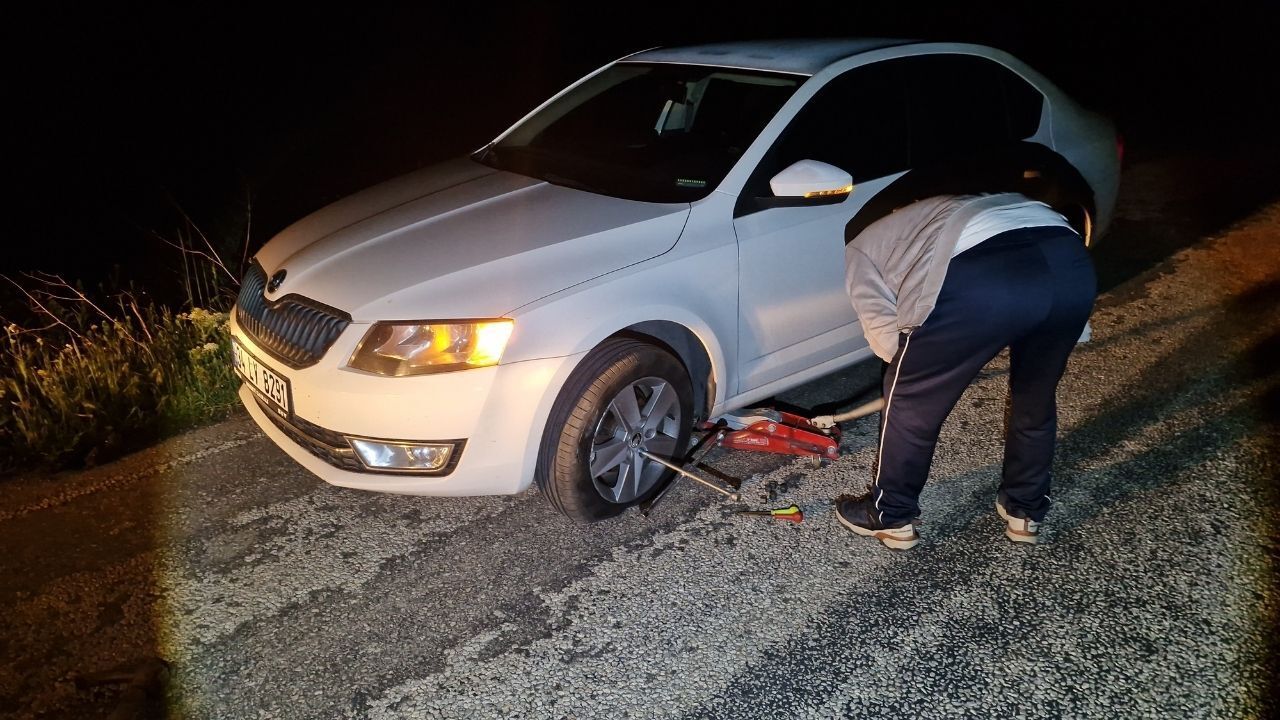 Yol üzerindeki çukurlar 5 araca zarar verdi! Lastikler patladı