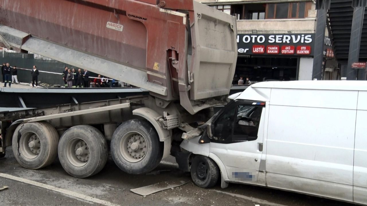 Damperi açık kamyon dehşet saçtı! Üst geçit çöktü