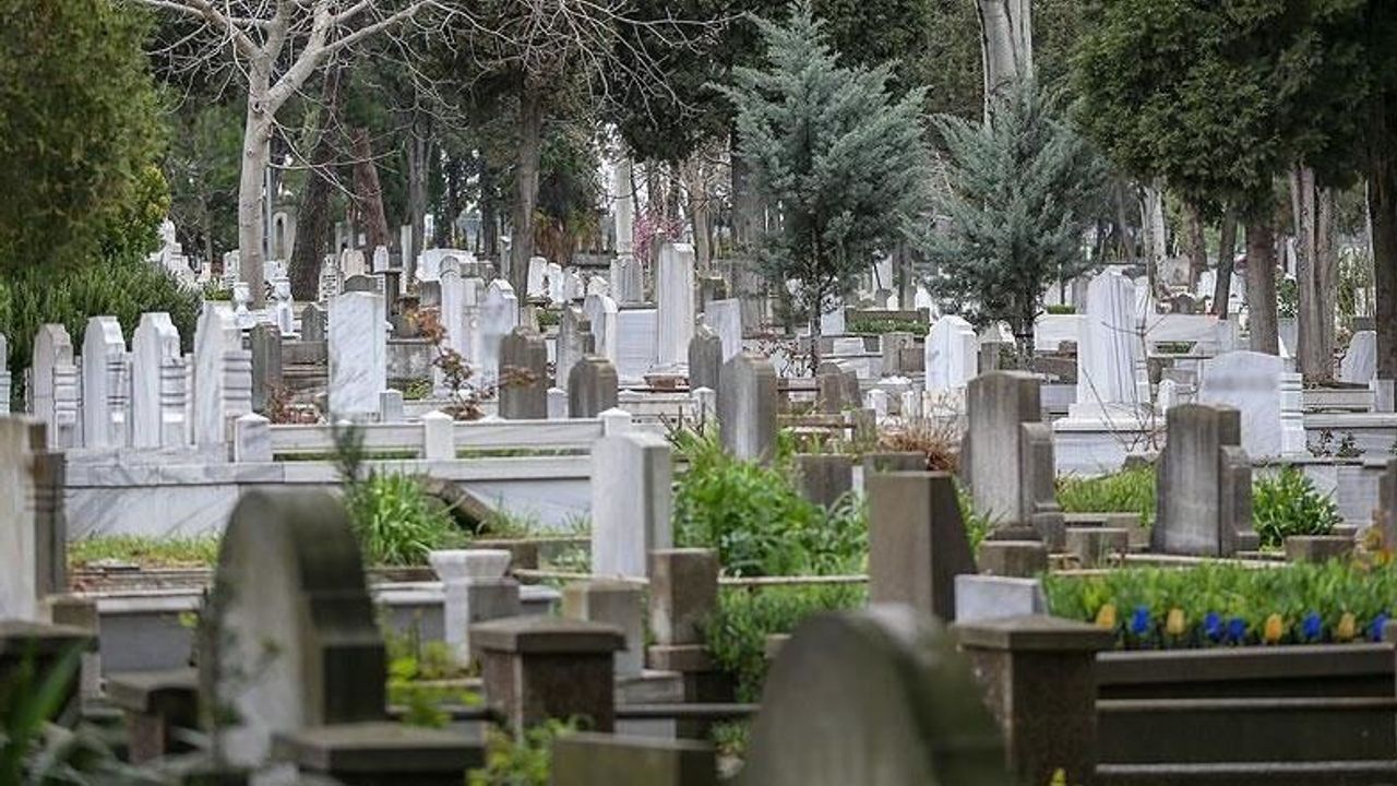 Sorgun'da vatandaşlar arife günü mezarlıkları ziyaret etti