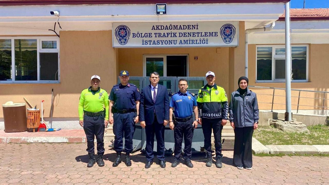 Akdağmadeni’nde trafik ekiplerine bayram ziyareti