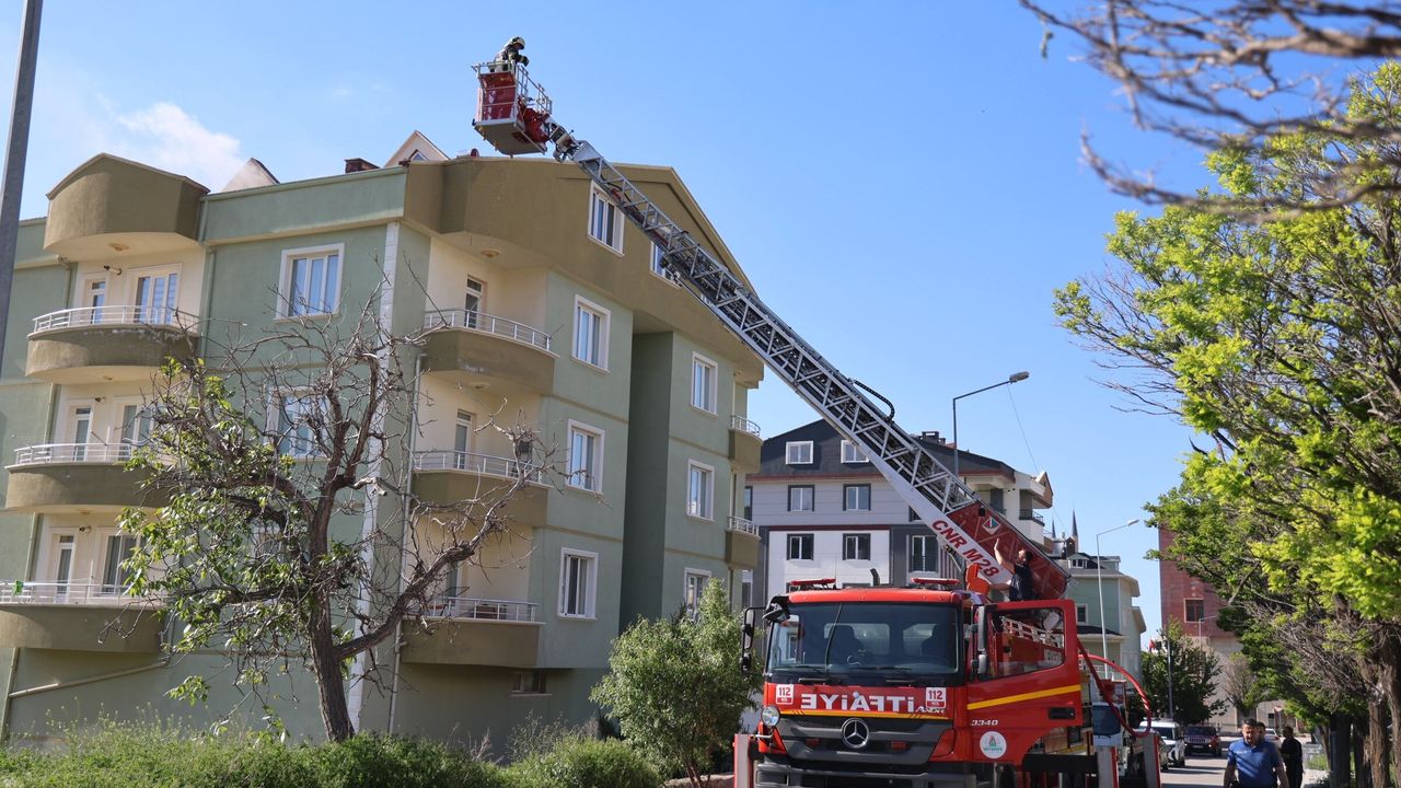 Apartmanın çatı katında korkutan yangın
