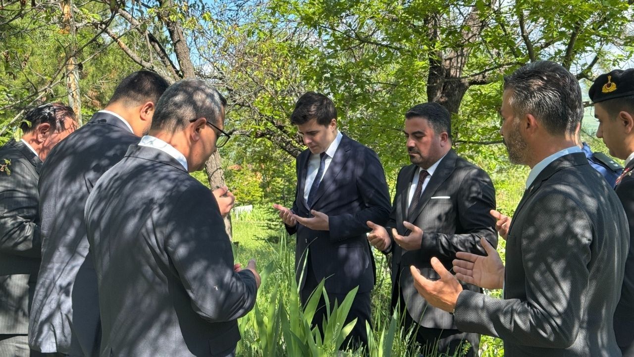 Aydıncık’ta şehit kabirleri ve ailelerine bayram ziyareti