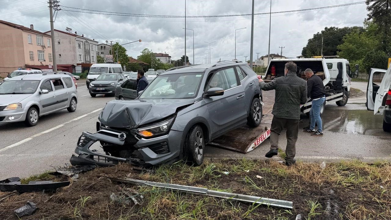 Düğün yolunda feci kaza! Cip otomobile çarptı