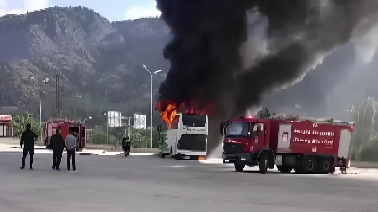 Terminalde park halindeki yolcu otobüsü yandı!
