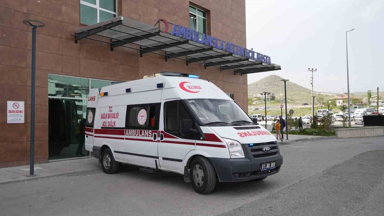 Otomobil ile kamyonet çarpıştı: 7 yaralı