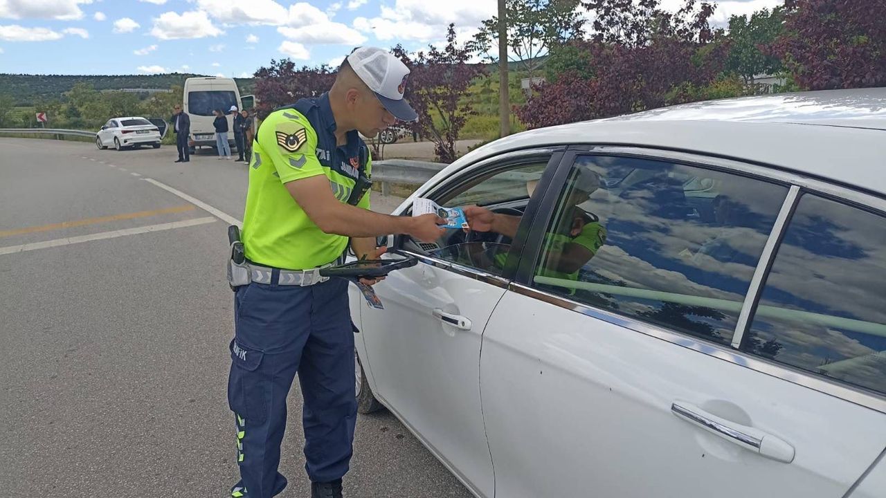 Yozgat'ta trafik jandarması sahada: Sürücülere emniyet kemeri ve hız uyarısı