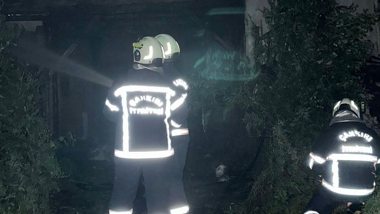 Alevlere teslim olan ev küle döndü: Ev kullanılamaz hale geldi