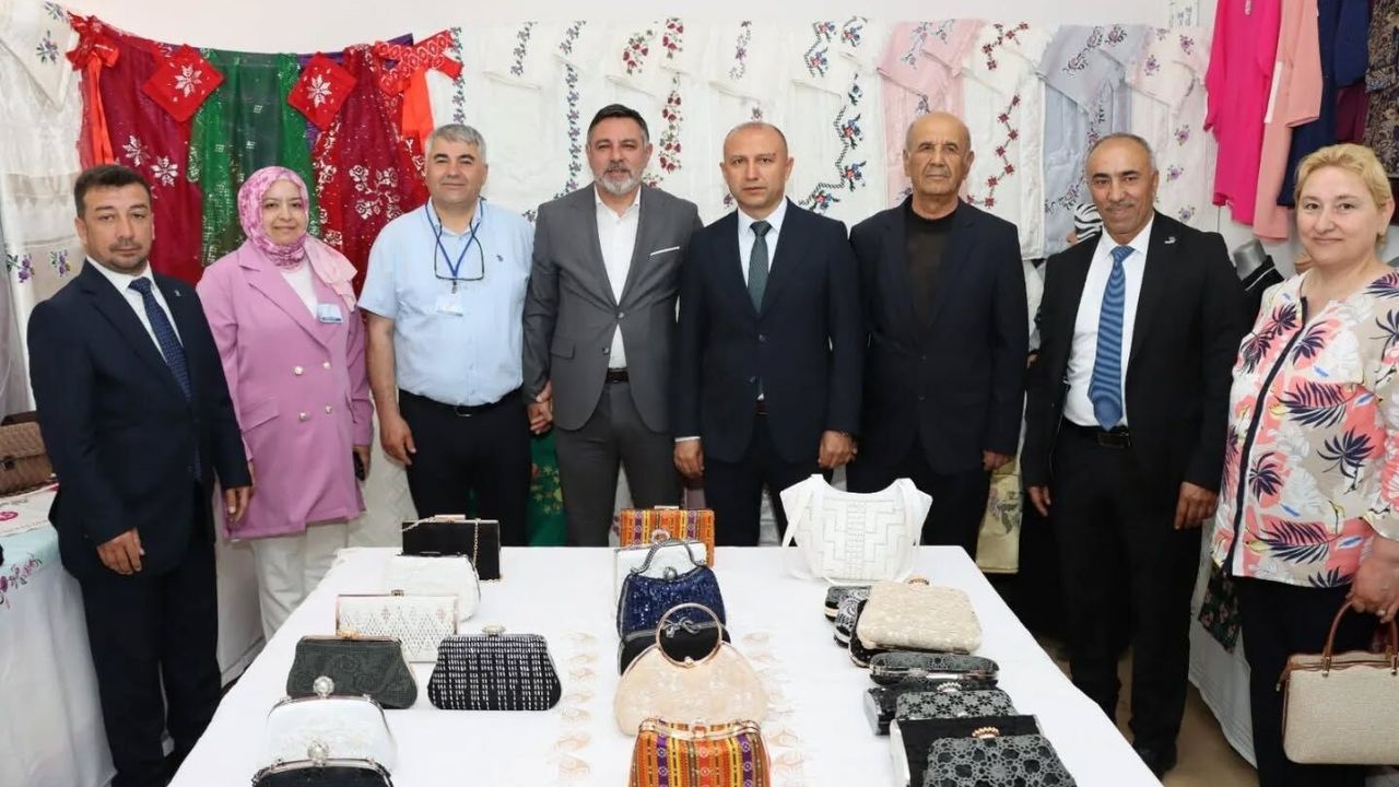 Yerköy’de Halk Eğitimi kursiyerlerinin el emeği eserleri sergilendi