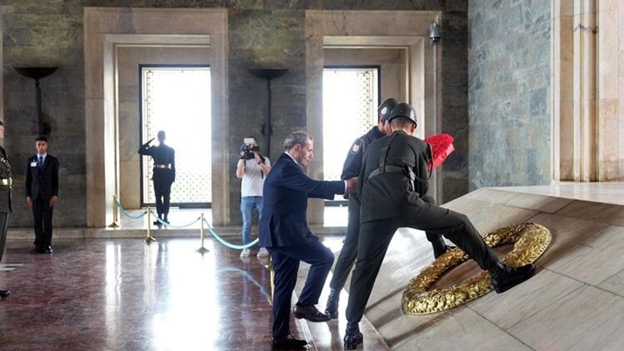 Dursun Özbek ve Galatasaray yönetimi Anıtkabir’i ziyaret etti